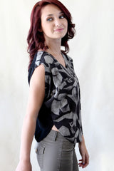 line + dot sleeveless print blouse